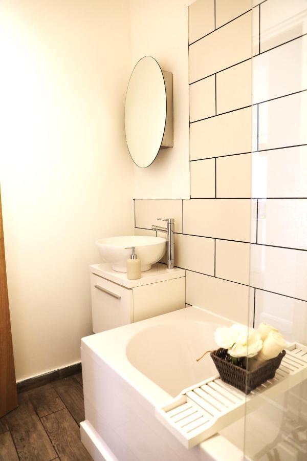 בורנמות' Amprenta Apartment - Gorgeous Interior Designed 1 Bedroom Home מראה חיצוני תמונה